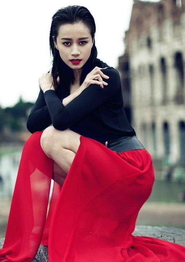 真被42岁倪虹洁迷倒了！一袭渐变红裙美艳动人，尽显成*女熟**人味