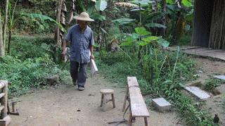 63岁中国大爷靠玩木头火到国外,61岁大爷惊呆外国人