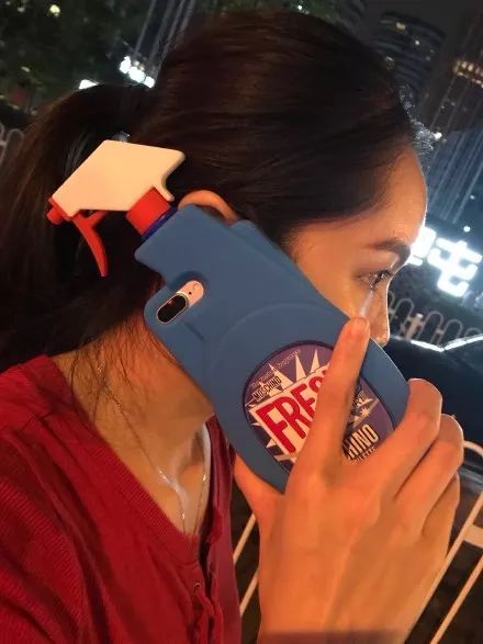 吐槽那些没用的沙雕手机壳 (什么手机壳最沙雕)