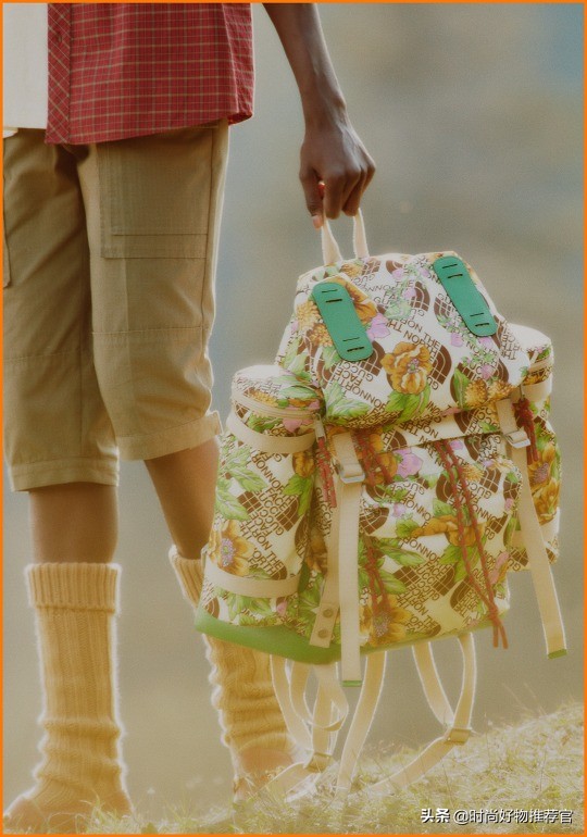 阿迪和gucci联名款包包复古风图片,gucci新包logo会有贴膜