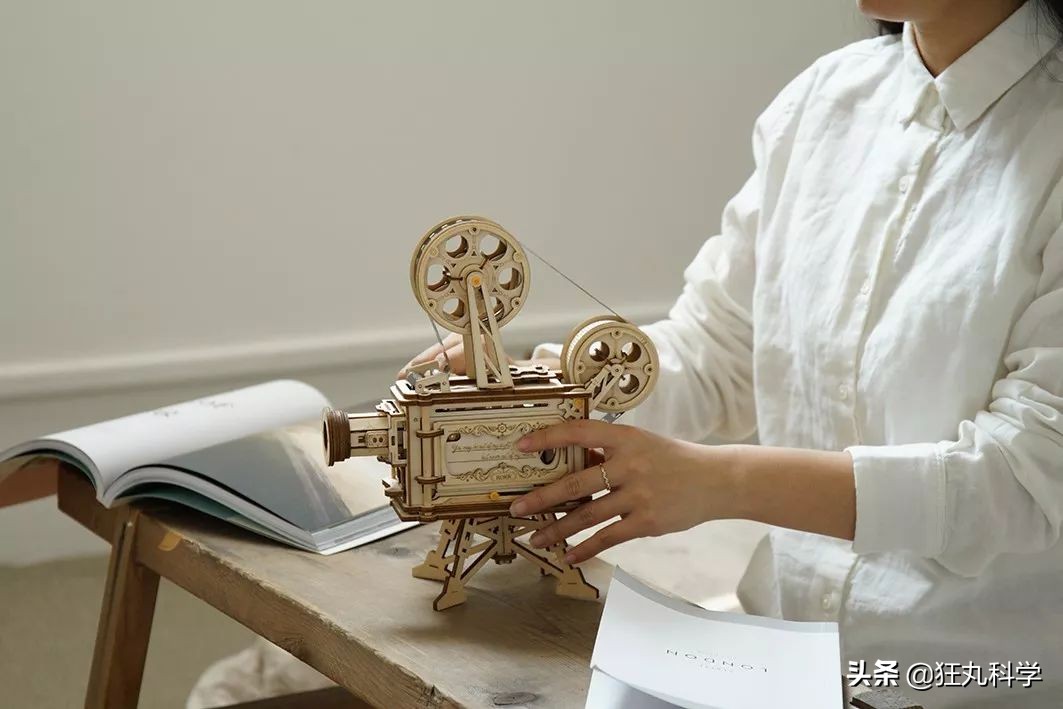 用老式胶片放映机改造投影过程,用木板拼出的老式电影放映机