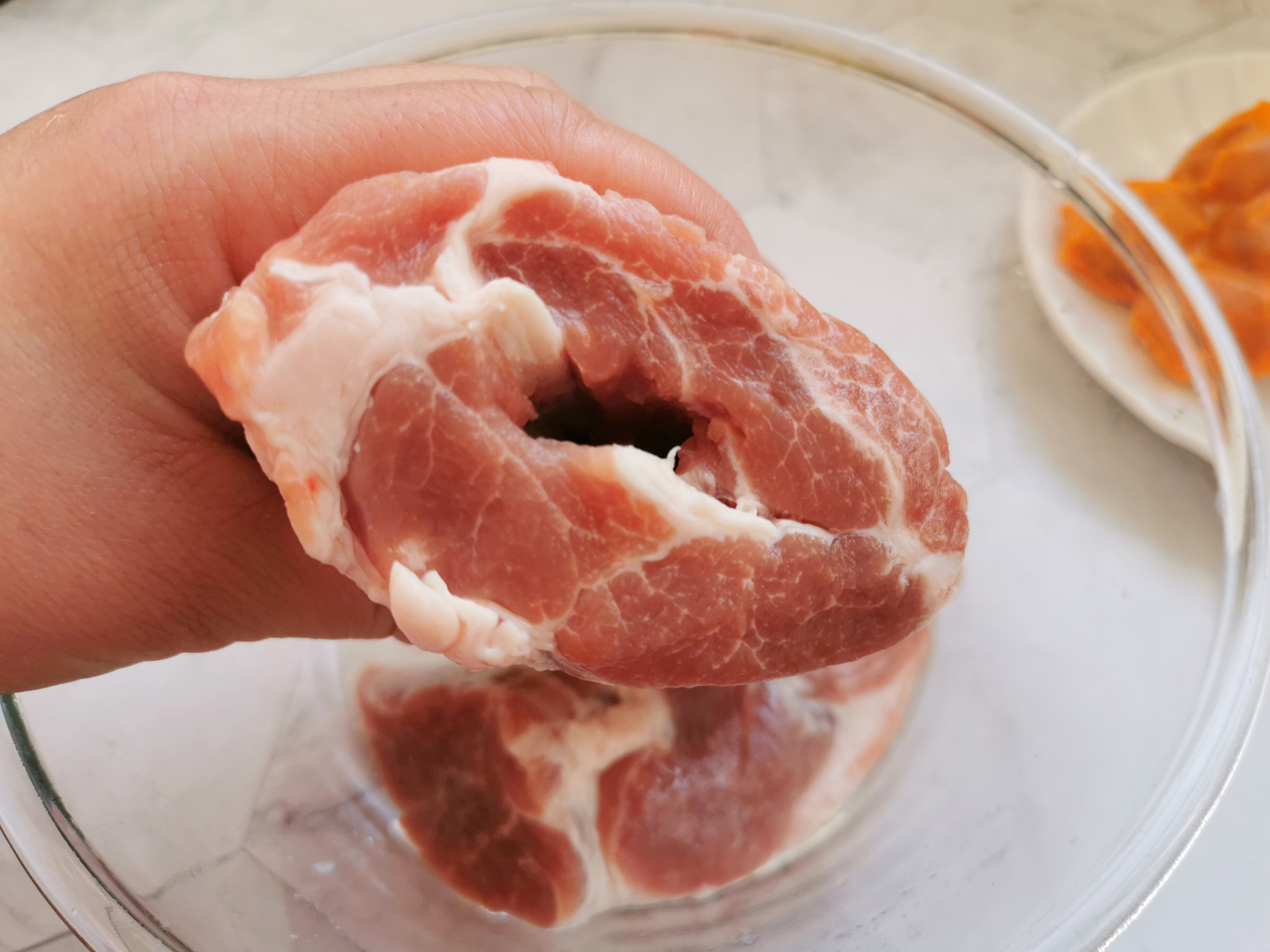 叉烧肉里的咸蛋黄怎么放进去的,咸蛋黄叉烧肉的家常电饭锅做法