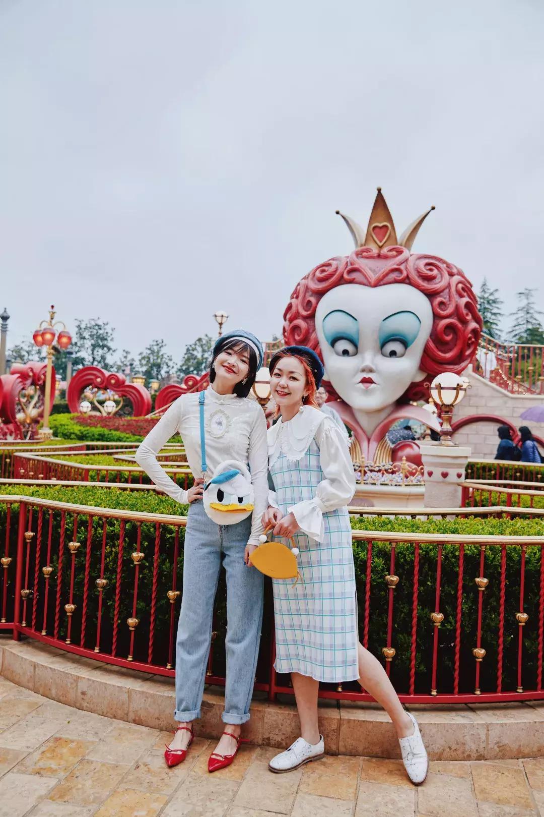 我们在上海迪士尼里玩耍了一天，发现穿的美才能玩的好！