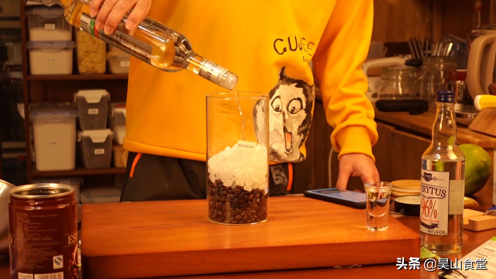 13秒教你制作一杯冰镇咖啡饮品,提拉米苏咖啡酒配方教程