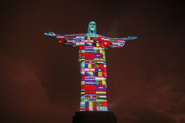 一起祈祷！38米高巴西基督像被点亮悬挂所有受疫情影响国家*旗国**