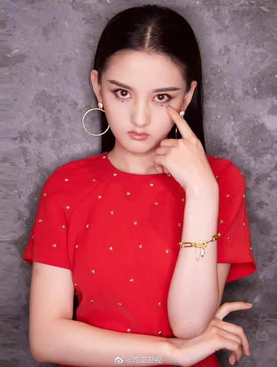 泫雅点痣位置,泫雅泪痣纹身