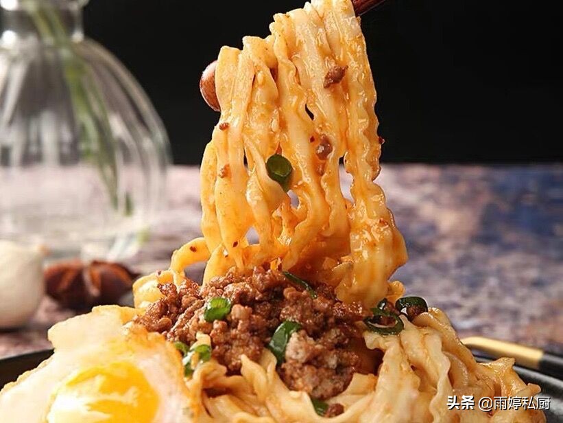 康师傅不辣的方便面哪个好吃,酸菜方便面统一和康师傅哪个好吃