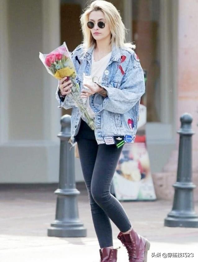 迈克尔杰克逊带女儿上舞台,迈克尔杰克逊女儿穿牛仔流苏短裤