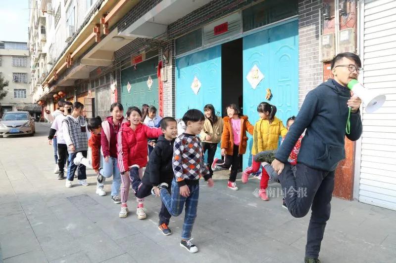 给学生买卫生巾上生理课的男老师在快手上火了！他说：广西山区孩子还需这些东西