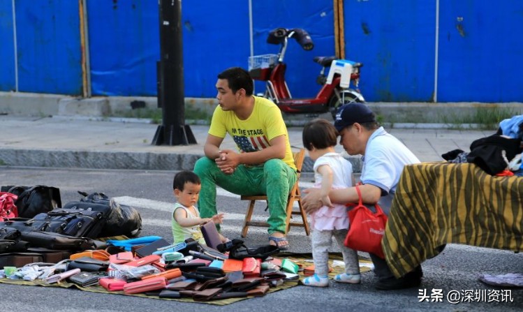 小伙夜市摆地摊卖饰品,小伙摆地摊卖衣服饰品