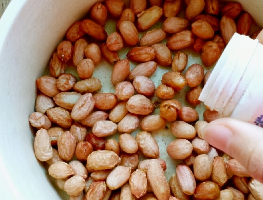 盐炒花生又香又脆,花生放白糖炒