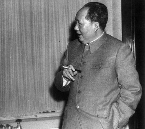 毛主席和群众一起抽旱烟，压力大时一天50根，革命胜利后戒掉没？