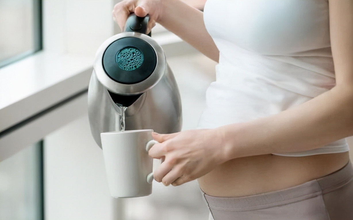 长期喝“电热水壶”烧的水，对身体有影响吗？医生：别不放心上