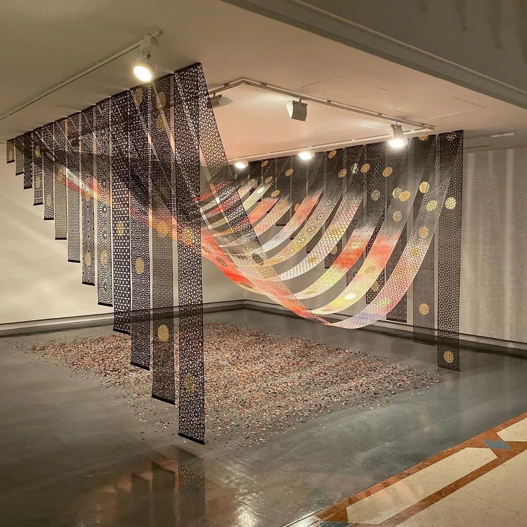 她用一把手术刀在2毛钱废报纸上雕出精美图腾,一幅卖60万