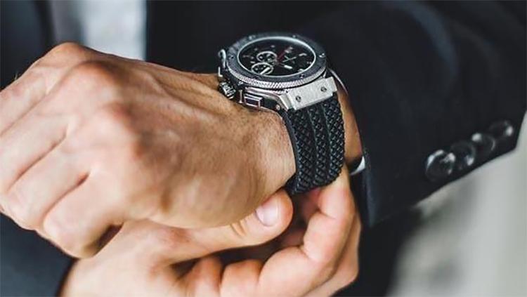 手表在保修期内可以免费保养吗,没有保卡的手表可以到专柜保养不