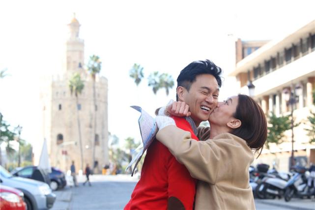 弃做年入过亿的综艺咖，张智霖夫妻决定返港，受刺激了？