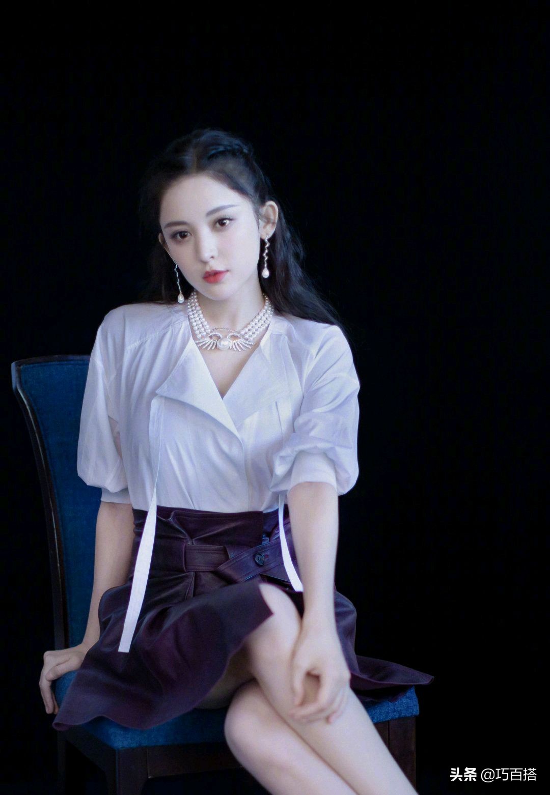 娜扎斜肩黑色丝绒长裙造型,娜扎吊带裙穿搭