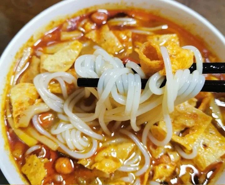 适合在学校吃的螺蛳粉,螺蛳粉在学校里有多火