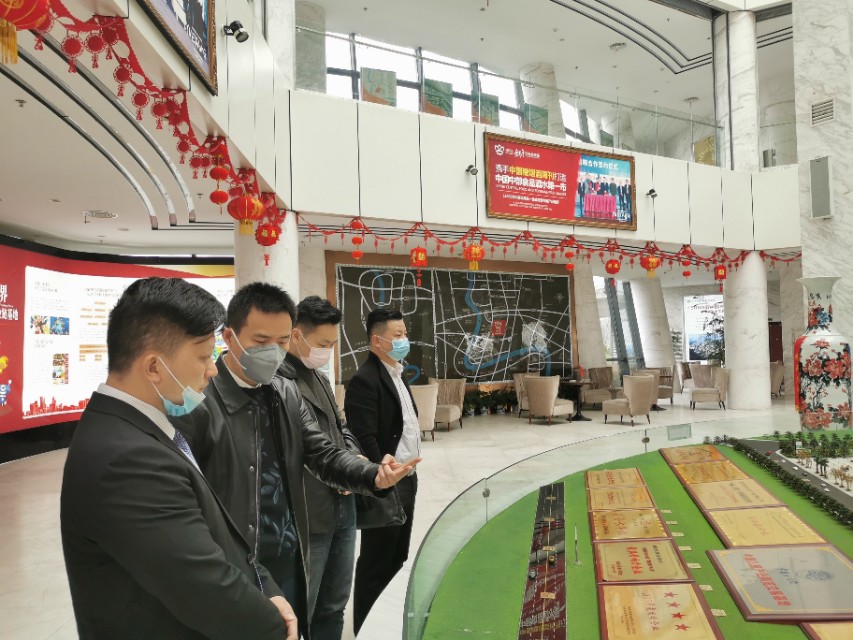 江恒地产郭文刚总经理与娄底家福地产董事长罗华美洽谈岳塘未来城