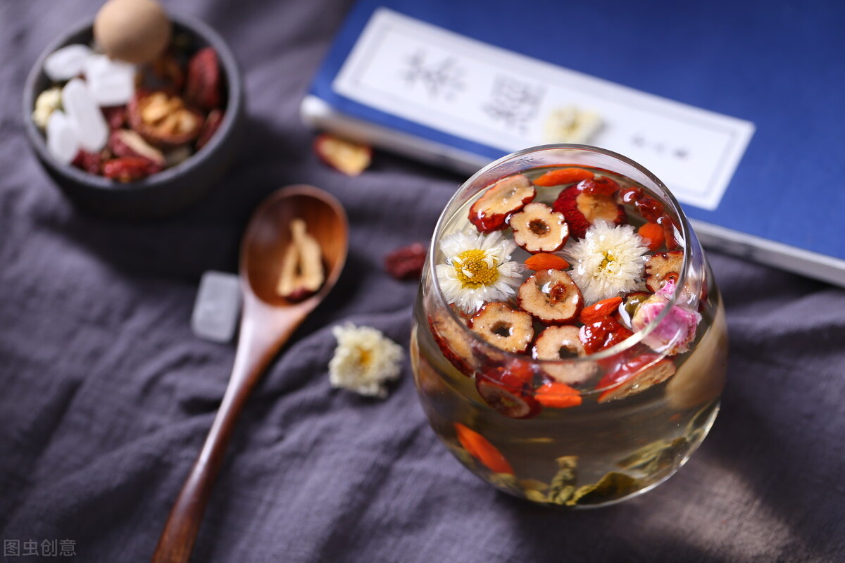 皮肤感觉瘙痒一挠就破皮出血,瘙痒挠破皮了可以抹药吗