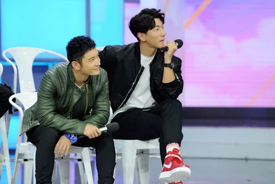 张亮晒受伤照被网友骂遭报应，看来只有官宣真相才能救回人设