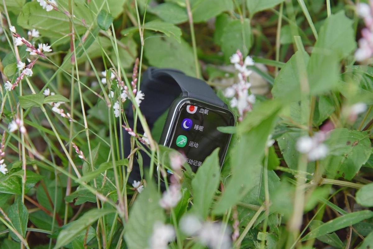 黑加两年后回归小米生态链，399元开启众筹，这手表亮了