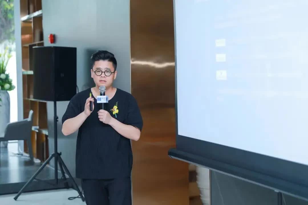 最具建筑感总部展厅亮相！华岩品致打造“百店百面”赋能“牛商”