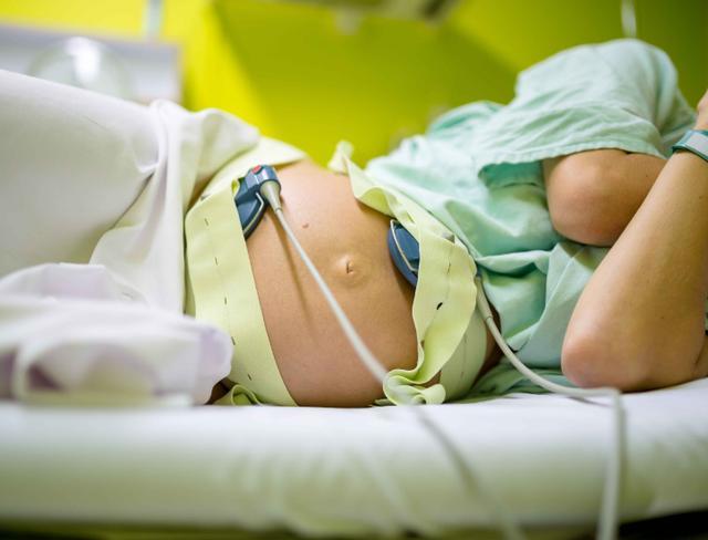 顺产时宝宝经过产道挤压了哪里,顺产宝宝是被医生拽出来的吗