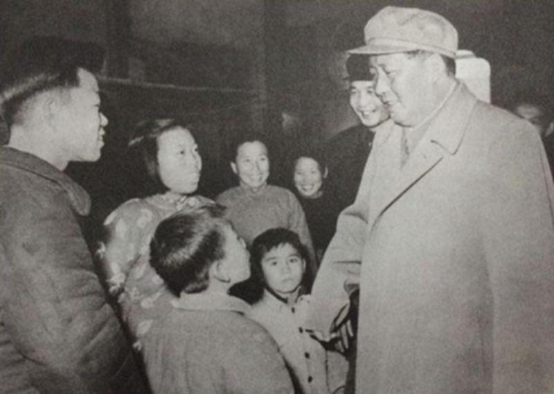 1958年，安徽一老人以搬砖为生，毛主席得知后批示：给予照顾