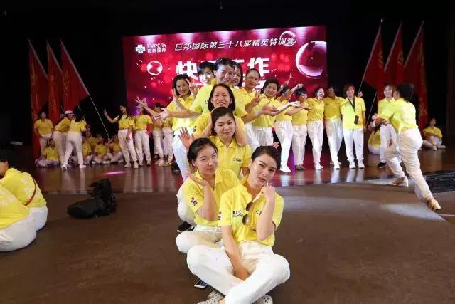 巨邦快乐集结号丨看见了,其中一艘游艇上,是我们的船长大舅哥