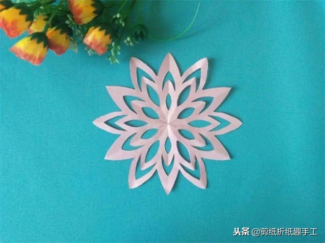 手工剪纸窗花教程春字窗花,窗花剪纸教程简单又漂亮花