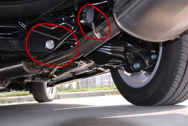 轮胎侧面有个小孔是怎么回事,轮胎侧面扎了小孔可以补吗