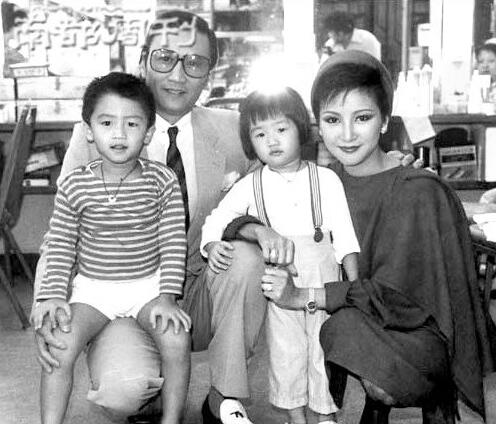 李易峰爸爸年轻照,李易峰爸爸是哪年的