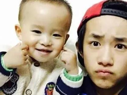 易烊千玺父母叫什么名字,易烊千玺父母骄傲的时刻