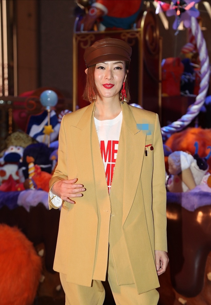 郑秀文红色豹纹西装,郑秀文的西装造型