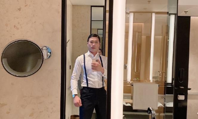 “人类高质量男性”求偶,油头粉面似“纸扎人”,网友:单身挺好