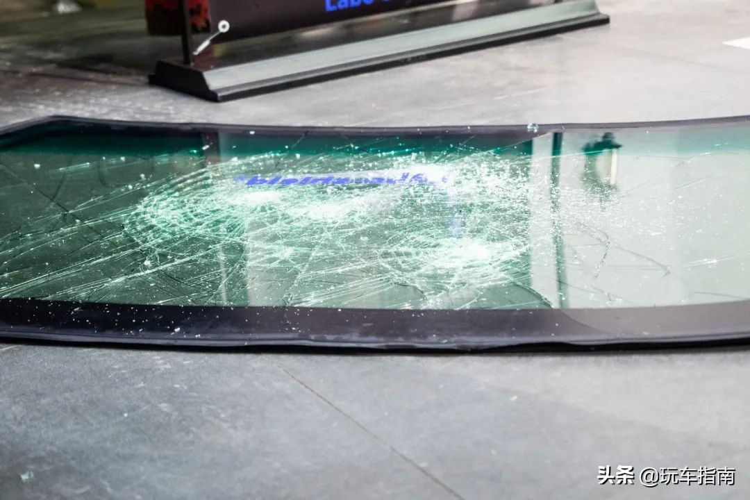 风挡玻璃又破裂？实测日本玻璃盾，石子80km/h撞击都没事？