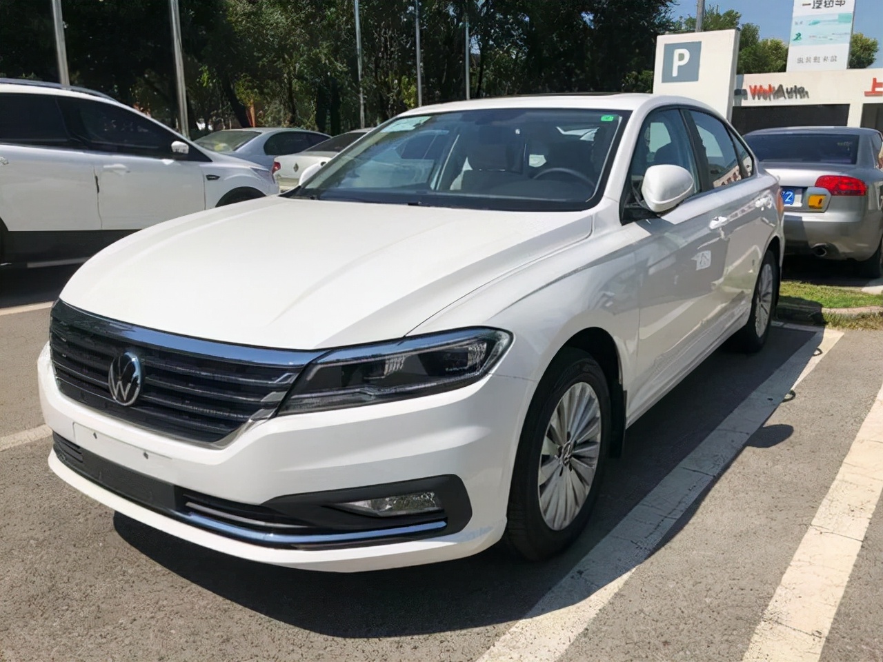 养一辆10万元车需要多少工资,养一辆10万的车一个月多少钱