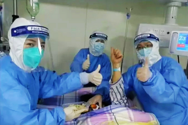 疫情面前熬不下去时就看看他们