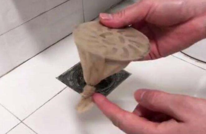 室内头发多到清不尽？教你一招，3秒就能解决，生活小妙招学起来