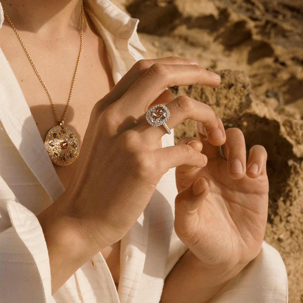 买钻戒买周大福好还是卡地亚好,钻石5万左右选什么品牌的钻戒