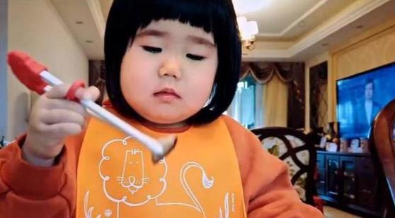 小男孩打退烧针两针,两岁男孩打完预防脑炎针发烧