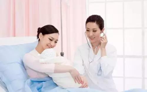 顺产产妇回病房月嫂怎么护理,月嫂怎样解决产妇涨奶问题
