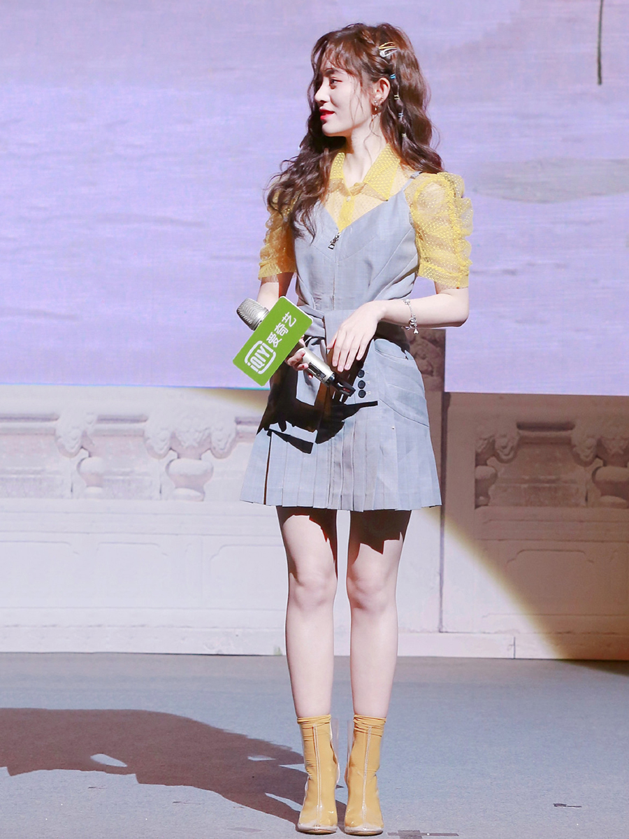 杨超越和鞠婧祎谁的衣品好,鞠婧祎和杨超越撞衫蓝色衣服