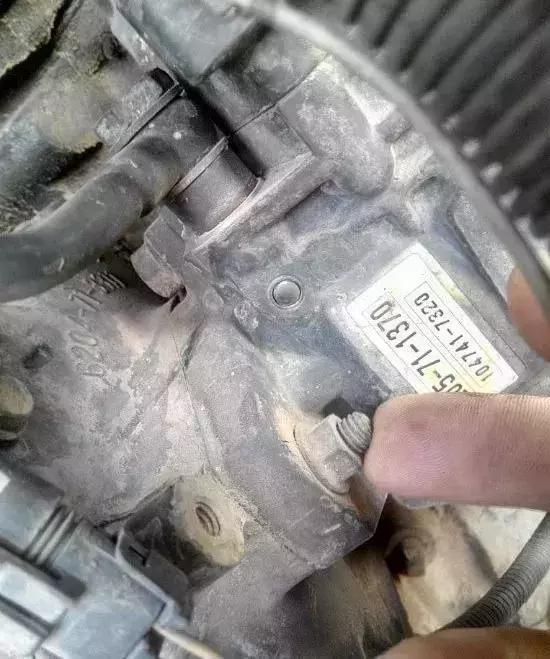 挖机冷车冒白烟,小挖机冒白烟高温