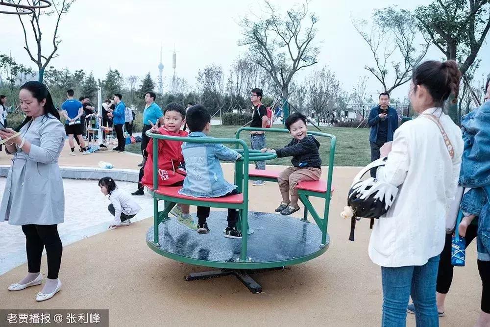 哪个公园好玩又免费又滑滑梯,半圆滑梯攀岩公园