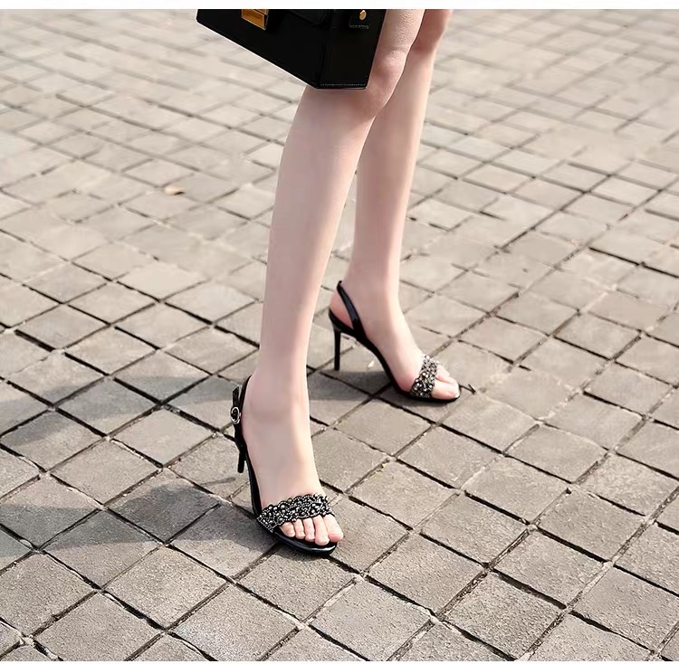 夏季时尚尖头单跟凉鞋,今年最火的凉鞋高跟