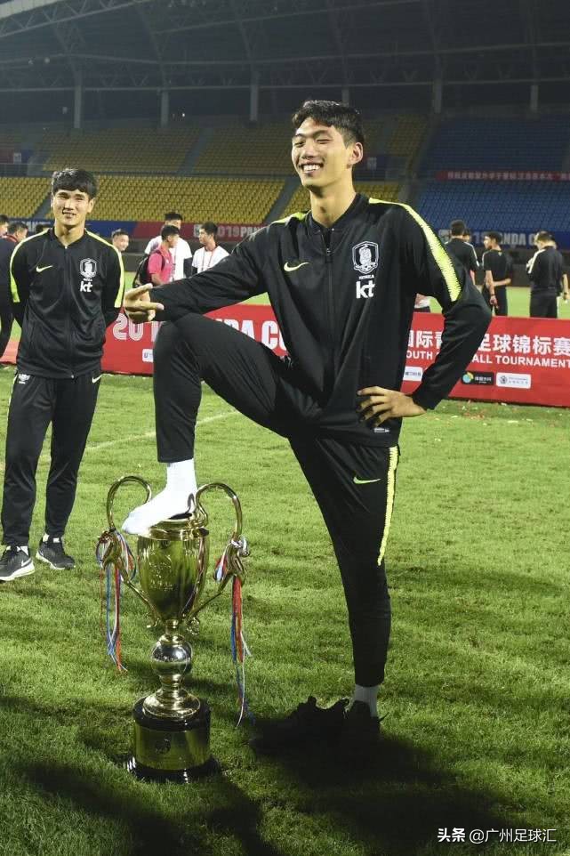 韩国足球踩奖杯,韩国足球队踩奖杯后续
