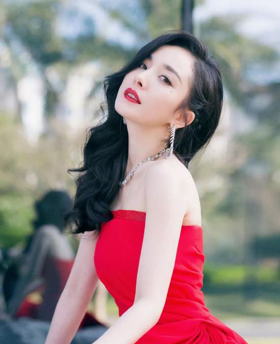 泫雅点痣位置,泫雅泪痣纹身