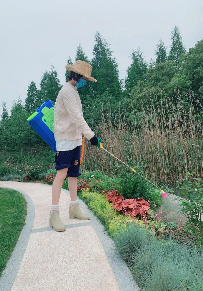 李兰迪身材消瘦格子西装率性十足,李兰迪私下穿衣搭配